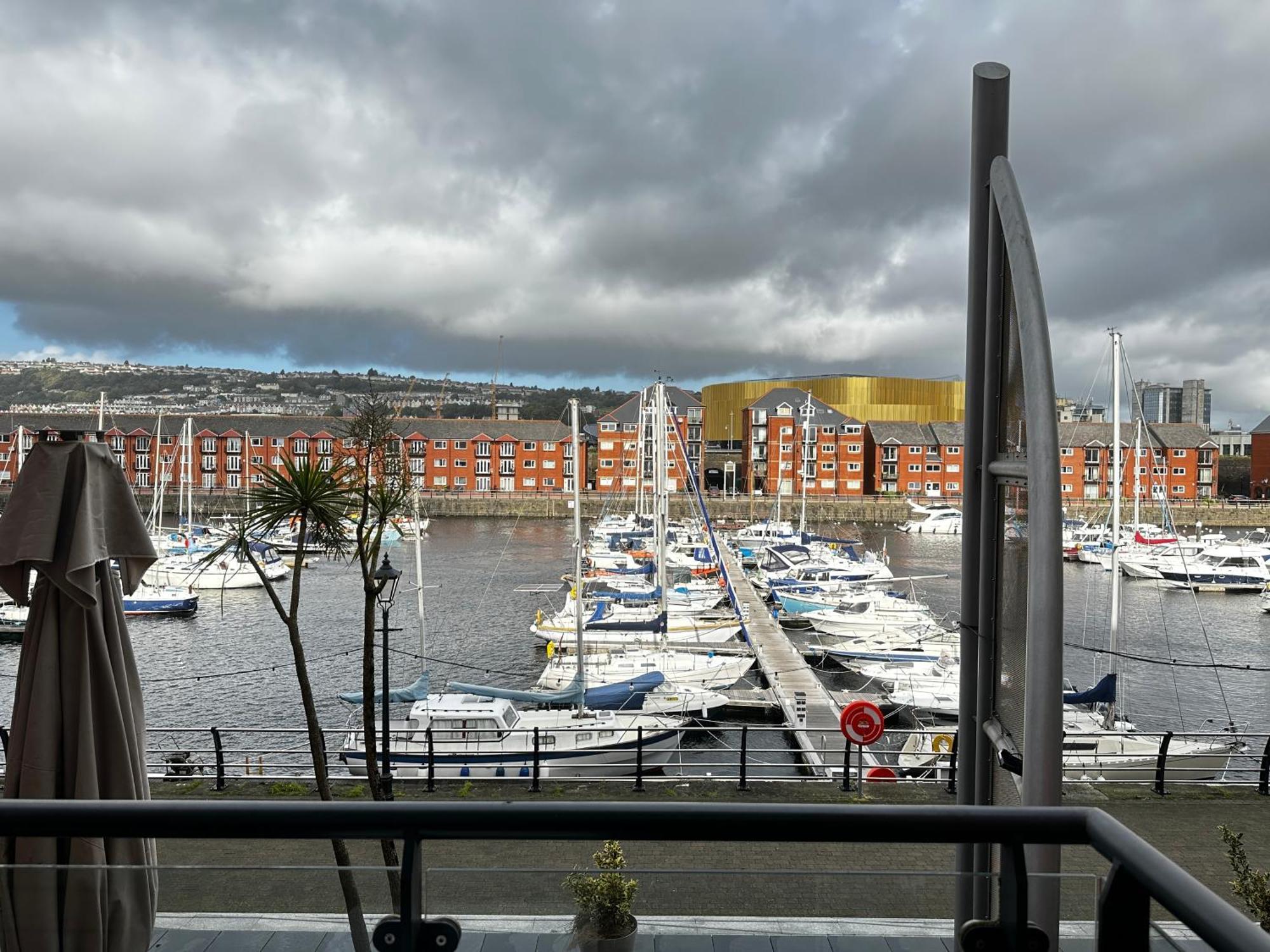 Water Front Apt Walk To The Beach & City Centre Swansea Exterior foto